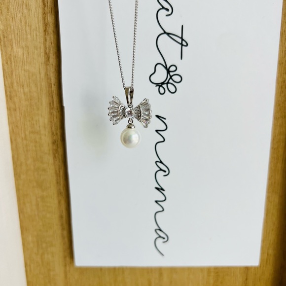 Mallorca Pearl Necklace Platinum Plated Baguette Bow Tie Necklace - Picture 2 of 10
